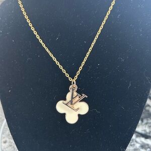 Elegant Gold Pendant Necklace with Iconic Charm